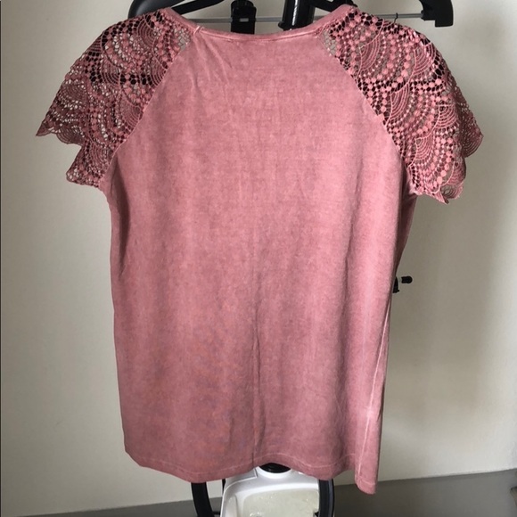 Adorable dusty rose tee with crochet sleeve szL - Picture 3 of 3